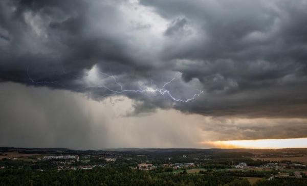Cod galben de vreme severă emis de ANM. Vijelii puternice lovesc în 13 județe, în următoarele ore