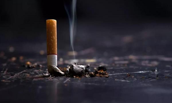 Ce a păţit o vânzătoare din Argeş prinsă de 3 ori că fumează în interiorul magazinului
