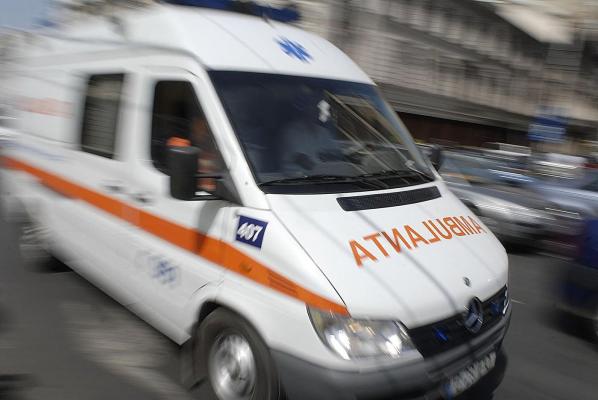Tânără de 19 ani, în stare gravă după ce a intrat cu maşina într-un copac în Constanţa. Auto a luat foc