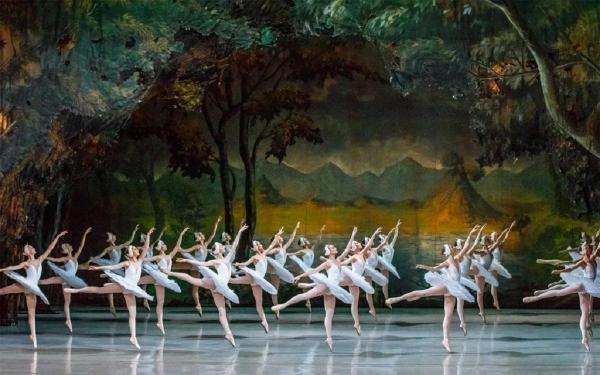Spectacolul "Lacul Lebedelor" se joacă duminică, 8 iunie, la Opera Naţională Bucureşti