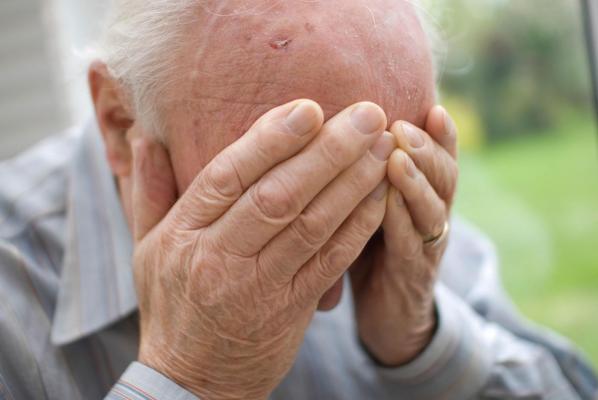 Doi pensionari din Braşov, păcăliţi să plătească niște comisioane pentru a intra în posesia unor premii