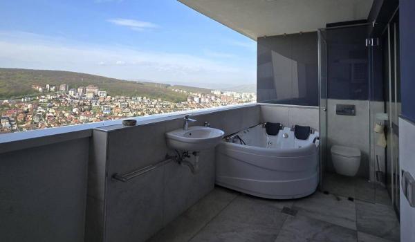 Apartament cu WC, cadă şi grătar pe balcon, scos la închiriere pentru Untold, în Cluj. Cât cere proprietarul