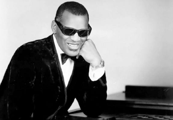 Pe 10 iunie 2004 se stingea din viaţă cântăreţul american Ray Charles