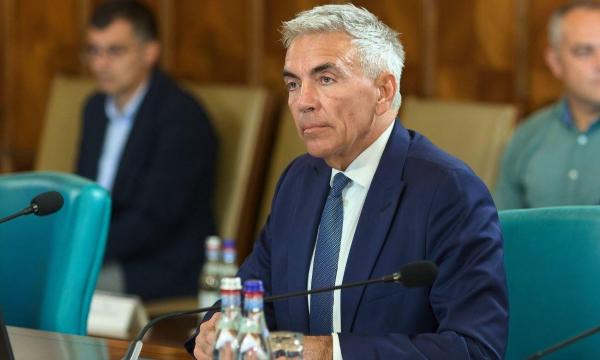 Dragoş Anastasiu îi roagă pe şefii instituţiilor care câștigă peste Nicușor Dan să renunţe la o parte din bani