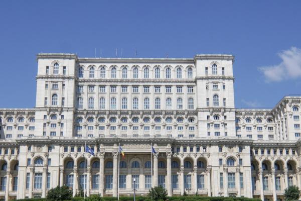 Angajaţii Senatului cer demontarea antenelor și a echipamentelor care generează radiații de pe Parlament