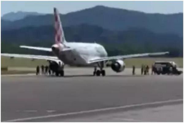 Momentul în care un bărbat se aruncă direct în motorul pornit al unui avion, în aeroportul din Bergamo