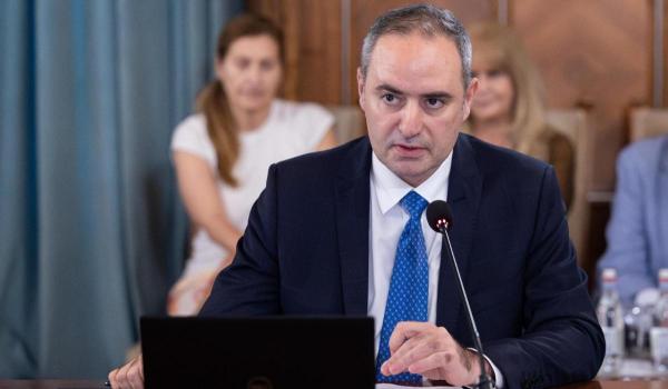 Ministrul Finanţelor, Alexandru Nazare, a afirmat că datoria publică a României este prognozată să ajungă la sfârşitul acestui an la 60% din PI