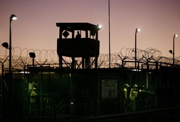 Un român, pe lista celor mai periculoşi infractori imigranți ilegali, închişi la Guantanamo