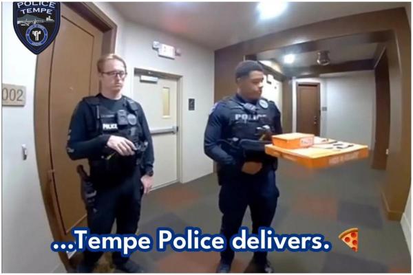 Doi polițiști din SUA au mers să livreze o pizza, după ce l-au arestat pe curier