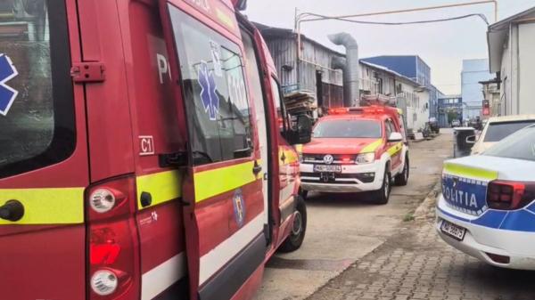 Tânăr din Timişoara, mort după ce a căzut 5 metri în gol. Monta panouri pe acoperişul propriei hale