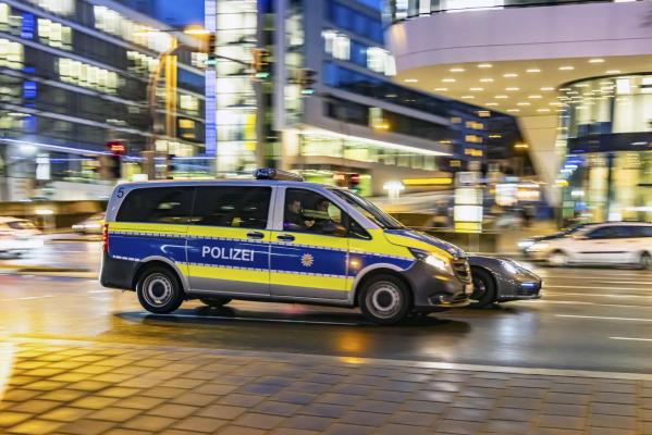 Incident şocant lângă Stuttgart. Poliţia a împuşcat mortal un bărbat care a tras spre agenţi şi trecători