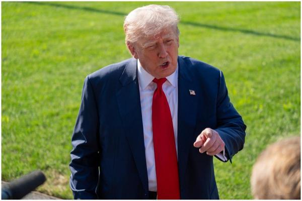 Donald Trump vorbind cu jurnaliștii la Casa Albă, înainte de plecarea sa către Scoția. 25 iulie 2025