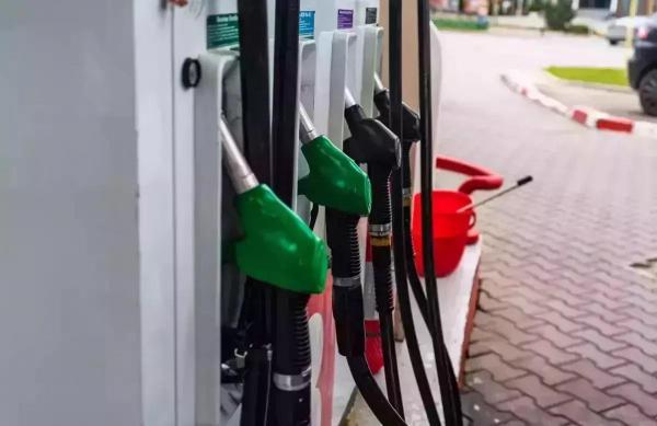 Preţurile la carburanţi sunt în scădere, faţă de cele afişate în ziua precedentă