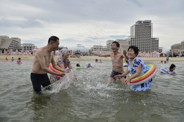 Cum se distrează nord-coreenii în cea mai nouă staţiune inaugurată de Kim Jong Un