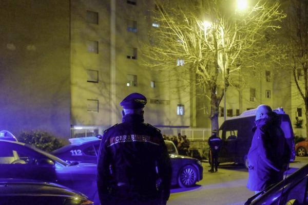 Un român din Italia a căzut de la balcon în timp ce-şi alerga soţia s-o omoare. Soacra a fost prima victimă