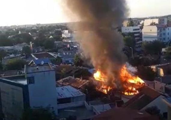 Incendiu la mai multe imobile din Sectorul 2. Se intervine cu 13 autospeciale