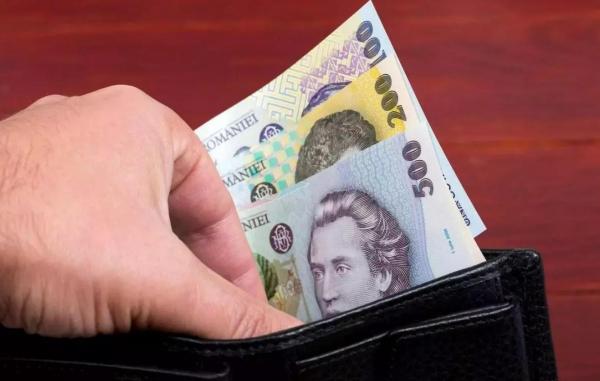 Când intră pensiile pe card în august 2025