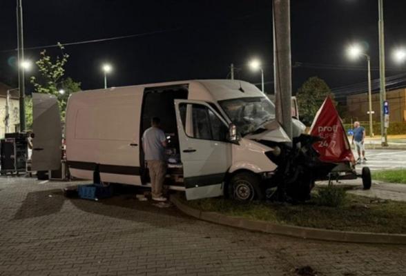 Un tânăr din Timişoara a furat un microbuz şi s-a oprit cu el într-un stâlp. Ce au găsit poliţiştii în maşină