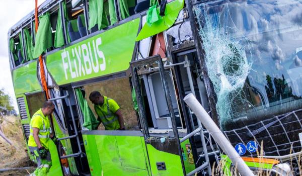 Dezastru pe o autostradă din Germania. Cel puţin 20 de răniţi după ce un autocar s-a răsturnat