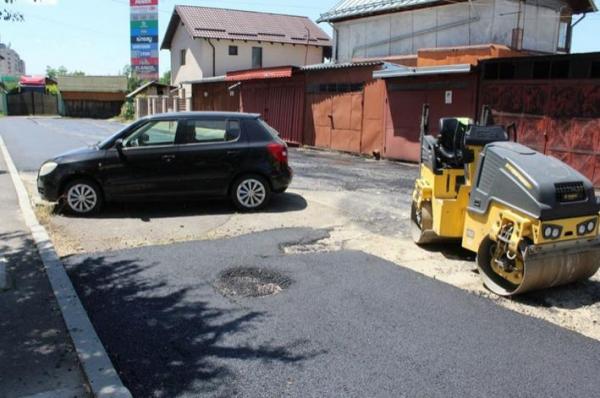 Cum asfaltezi dacă proprietarul e în concediu şi maşina nu poate fi mutată? Soluţia găsită de drumari