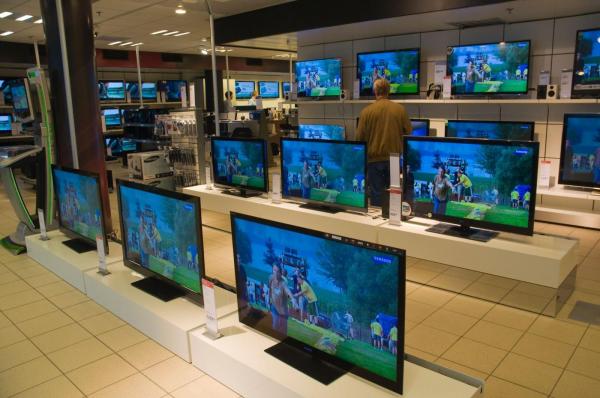 Zece persoane sunt cercetate după ce au furat peste 1.200 de televizoare. Cum au dat "spargerea"