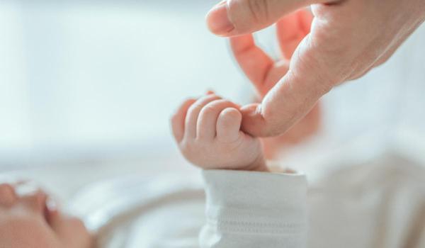 "Ca într-un film SF". Un bebeluş s-a născut dintr-un embrion congelat timp de 30 de ani, în SUA