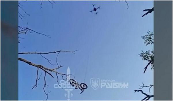 Soldat ucrainean înconjurat de ruși, salvat cu o bicicletă electrică livrată de dronă pe front