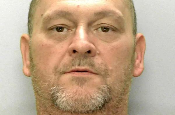 A stat cu iubita moartă în casă timp de doi ani, în UK. În tot acest timp, o acoperise pe femeie cu o pătură