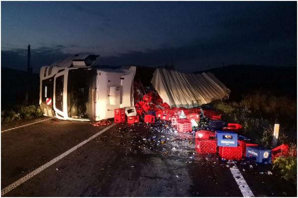 Un TIR încărcat cu 24 de tone de bere s-a răsturnat pe o șosea din Botoșani. Traficul, blocat ore bune