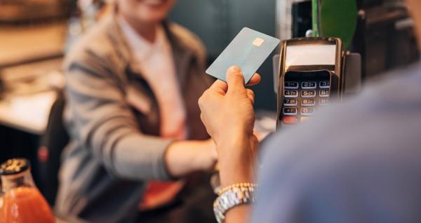 Guvernul renunţă la plafonul impus plăţilor cu cardul bancar. Apel pentru bănci să reducă comisioanele