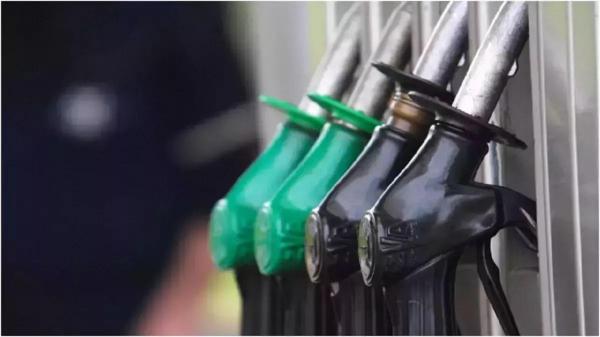 Preţul la benzină premium este în scădere, faţă de cel afişat în zilele precedente