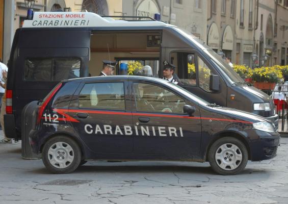 Un român a luat ostatici într-o farmacie din Italia. S-a deghizat apoi în farmacist ca să scape de poliţişti