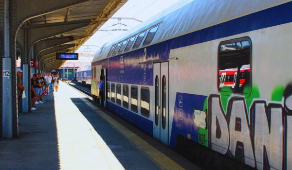 Întârzieri de 64-200 de minute la trenuri spre litoral, în cel mai aglomerat weekend al verii