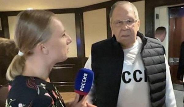 Hanoracele cu "URSS" s-au vândut ca pâinea caldă, după imaginile virale cu Lavrov în Alaska