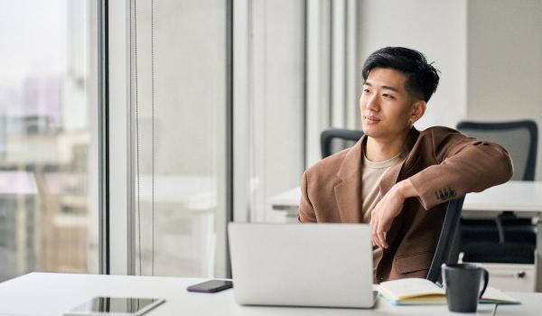 Țara în care tinerii se prefac că au un loc de muncă şi plătesc pentru a merge la birou