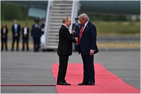 Vladimir Putin, primit cu aplauze și covor roșu de Donald Trump, în Alaska - 15 august 2025