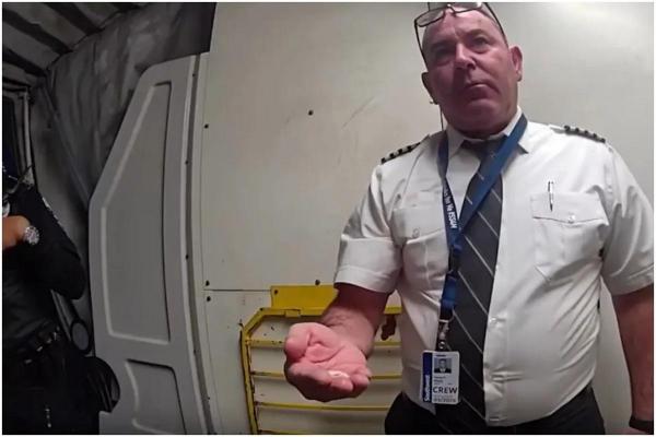 Momentul în care un pilot e scos de polițiști din avion, chiar înainte să decoleze