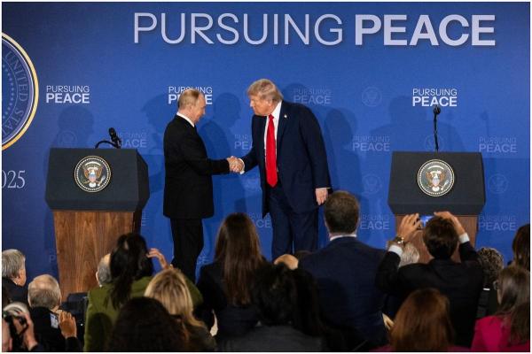 Vladimir Putin și Donald Trump, în timpul conferinței de presă din Alaska - 15 august 2025