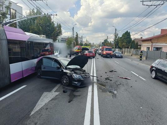 Două persoane rănite, după un accident în care au fost implicate un troleibuz și trei mașini în Cluj