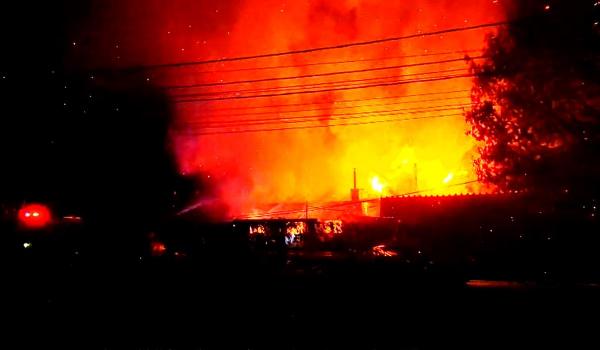 Două case s-au făcut scrum în Giurgiu. Proprietarul a fost găsit mort în dormitor