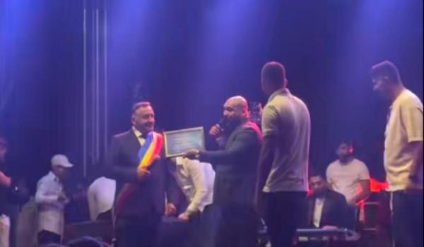 Dani Mocanu, premiat cu diplomă de excelenţă de un primar, în cadrul unui eveniment care a costat 80.000 €