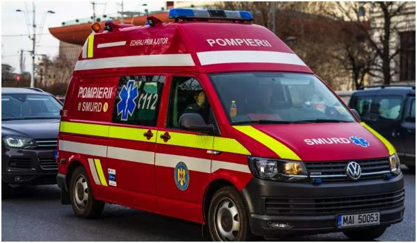 O adolescentă a căzut de la etajul 2 după ce ar fi confundat geamul dormitorului cu uşa. Se certase cu mama sa