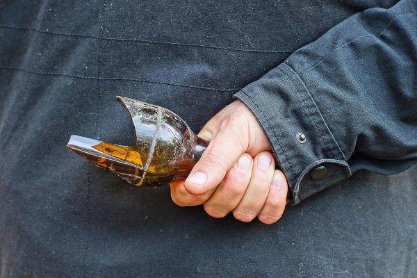 Două femei au băut în faţa blocului şi s-au luat la bătaie, în Reşiţa. Una dintre ele, înjunghiată cu un ciob