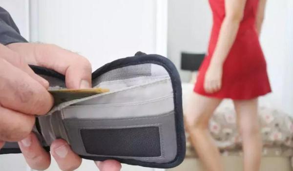 Un pensionar din Capitală, jefuit de 15.000 de euro, după ce a apelat la serviciile unei dame de companie