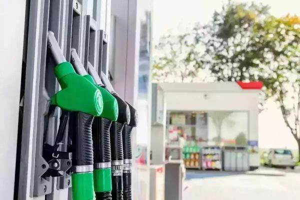 Preţul la motorină premium este în scădere faţă de cel afişat în ziua precedentă