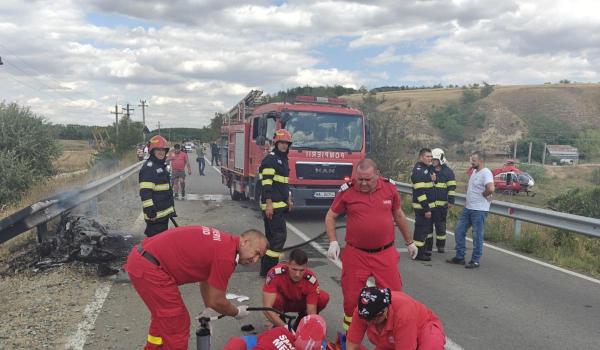Accident rutier grav între doi motociclişti, în judeţul Constanţa. Una dintre motociclete a luat foc 