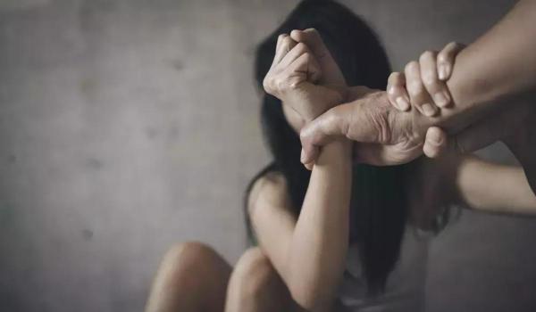 Ordin de restricţie pentru un poliţist din Mureş care obişnuia să îşi bată iubita