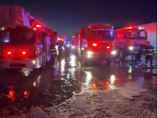 Incendiu puternic la Dragonul Roşu. Focul a cuprins 2.000 de metri pătraţi