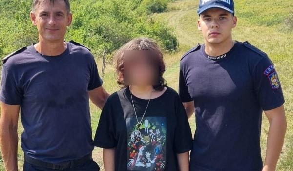 Fetiţă de 12 ani, găsită la o oră şi jumătate de la alertarea poliţiei. Era urcată într-un copac 