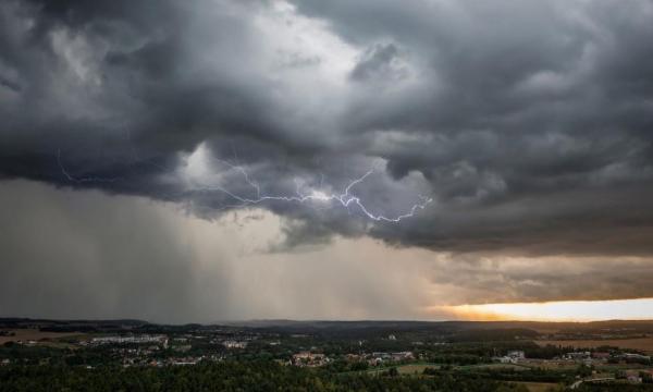 Cod portocaliu de vreme severă emis de ANM. Vijelii puternice lovesc jumătate de țară, în următoarele ore